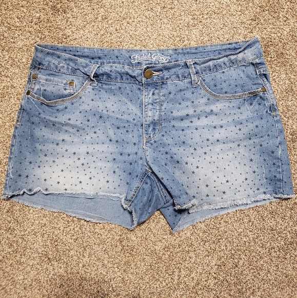 Women's stretchy blue star embellished jean shorts size 16 in great condition - Picture 2 of 3